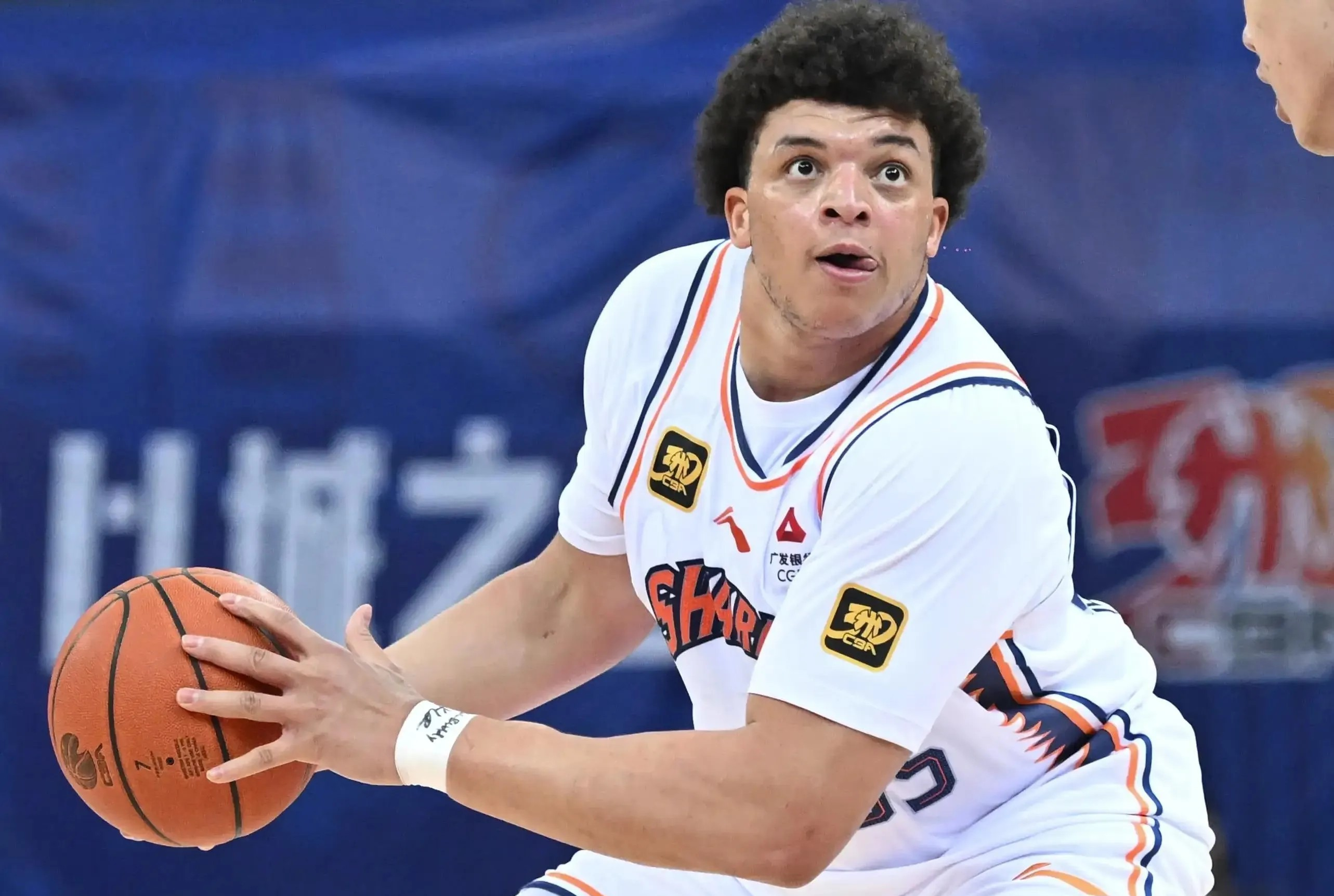 包含上海久事转会期造点机会；志在CBA季后赛名次提升；话题不断；临场指挥获称赞的词条